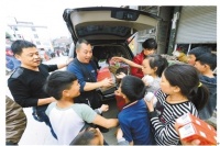 深圳志愿者驱车2000公里深入偏僻重灾区
