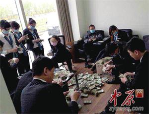 一元宝马姐任性买车_五个半小时才数完,硅胶零钱包,携带方便!