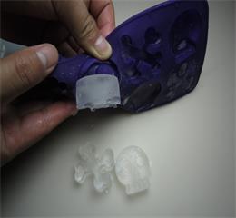 硅胶冰格能拿出来么?如何才能更容易地取出整块冰块?汉川实业真有办法!