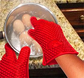 硅胶手套能承受高温吗?美国人表示不屑反手并将手放入沸腾的热水中.