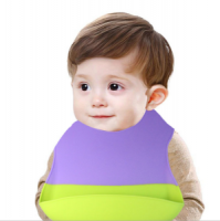 『USSE品牌』：硅胶围兜知多少?它适合给多大的宝宝使用?
